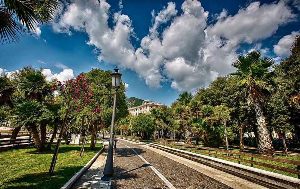Oasi Al Centro Con Parcheggio Bed & Breakfast Salerno Exterior photo